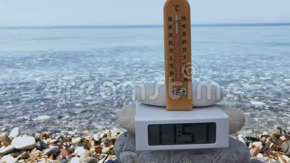 带有海洋背景电子时钟的温度计视频的预览图