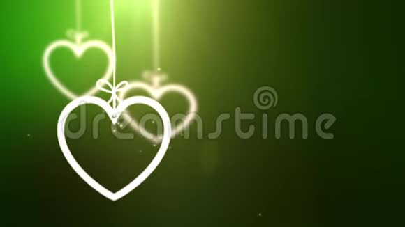纸情人的心落下来挂在绳子上绿色的背景视频的预览图