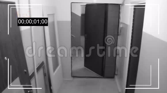 一个人经过敞开的门决定从走廊上偷一只自行车的翅膀视频的预览图