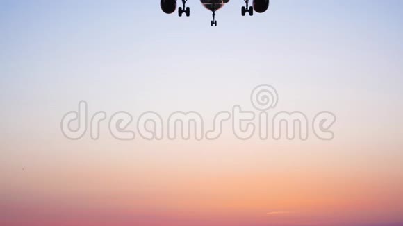 飞机降落准备在机场降落剪影对抗美丽的日落视频的预览图