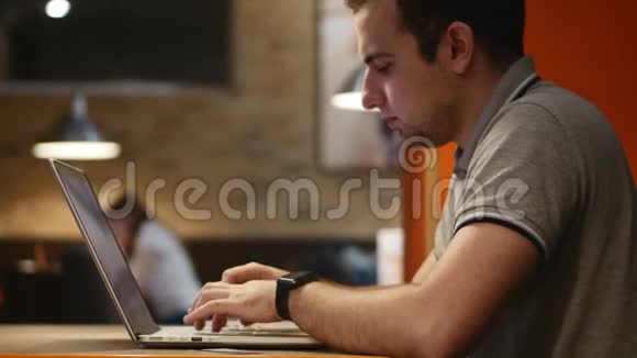 在咖啡馆里做电脑工作的年轻商人4k视频的预览图