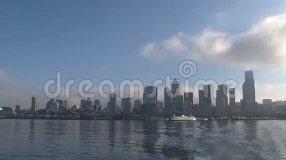 早上从渡轮上看到西雅图天际线视频的预览图