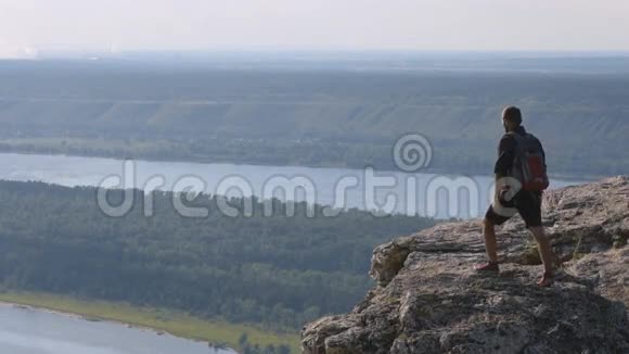 人站在山顶举起双手俄罗斯自由的概念视频的预览图
