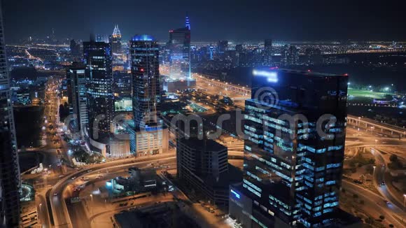 迪拜地区全景有一个道路交叉口夜间交通视频的预览图