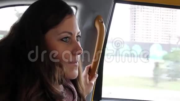 出租车里漂亮的黑发女人视频的预览图