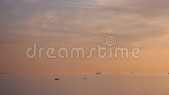 美丽的日落过海许多不同的船只和游艇视频的预览图