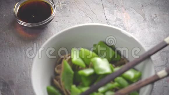 荞麦面和绿豆放在陶瓷碗里视频的预览图