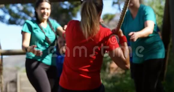 女子在跳绳时为女教练鼓掌视频的预览图