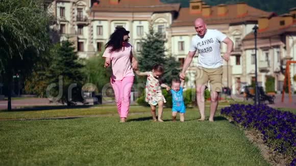 快乐的家庭在夏季公园户外玩得开心视频的预览图