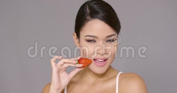性感的年轻女人咬草莓视频的预览图