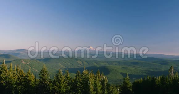 日落时间流逝绿谷中的阴影俄勒冈州杰斐逊山视频的预览图