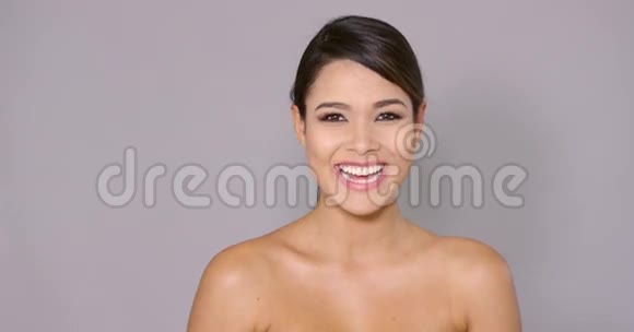 微笑的女人用快乐真诚的表情视频的预览图