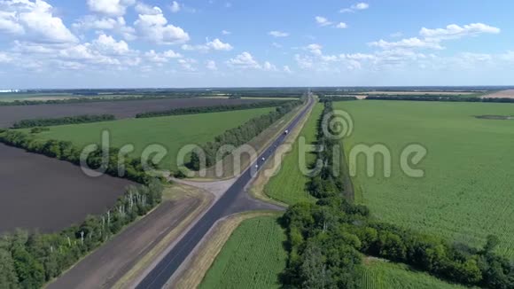 对农村地区道路交通进行空中摄影视频的预览图