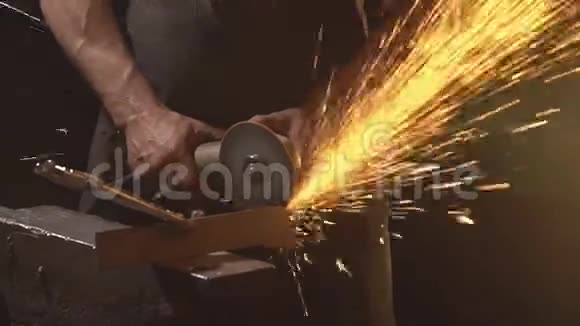 金属角磨机切割时火花使用工业磨床的工人慢动作视频的预览图