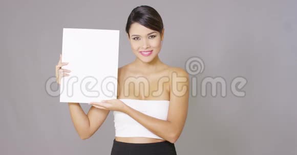 女士手里拿着一张空白的大卡片视频的预览图