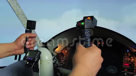 驾驶方向盘的业余飞行员驾驶私人飞机的人航空视频的预览图