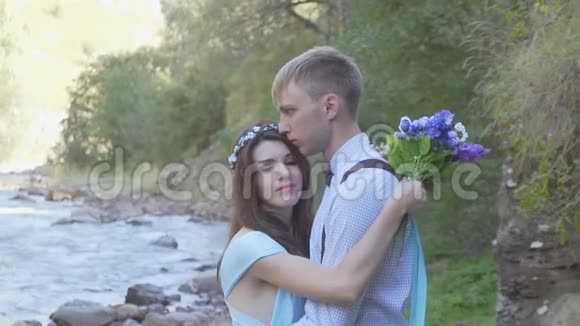 拥抱大自然中的一对年轻夫妇视频的预览图