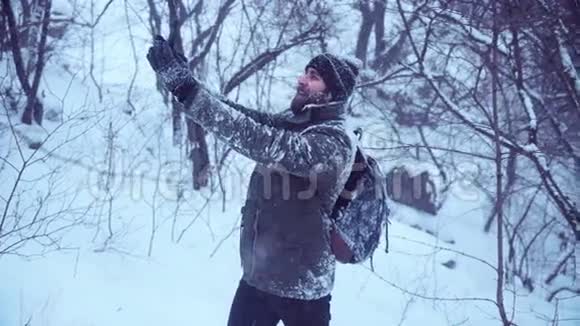 一个长胡子的男人在雪地里自拍视频的预览图