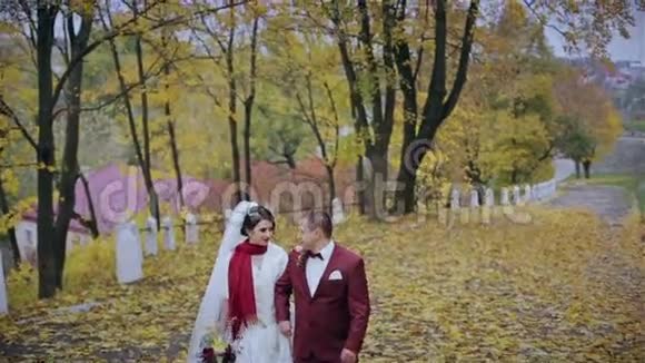 新娘走在秋天的森林里视频的预览图
