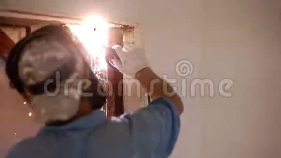 焊工施工房屋视频的预览图