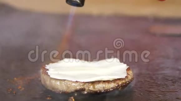 宏厨师将火引至奶酪碎片上视频的预览图