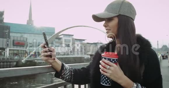 一个商业女孩专业户外城市短信社交媒体智能手机技术喝咖啡4K视频的预览图