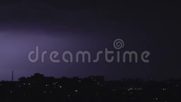 城市上空的雷电闪电叉到建筑物声音视频的预览图