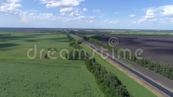对农村地区道路交通进行空中摄影视频的预览图