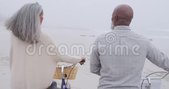 成熟的情侣在外面海边享受时光视频的预览图