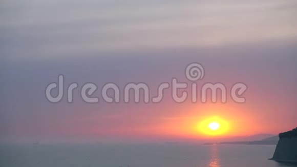 美丽的日落笼罩着北海的冷水视频的预览图