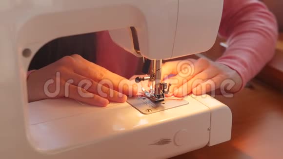 女人用缝纫机缝纫特写视频的预览图