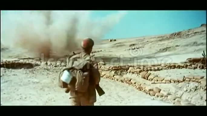 士兵把战友逼进战壕救他的命视频的预览图