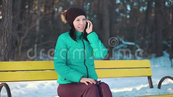 冬天公园的女人在说手机视频的预览图