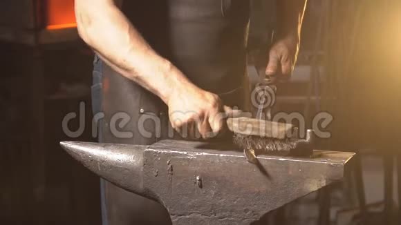 抛光和清洗金属男性铁匠在铁砧上工作慢动作视频的预览图