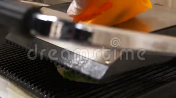 在烤机上装上汉堡视频的预览图