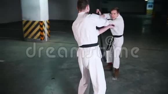 两个人在停车场训练剑道剑战视频的预览图