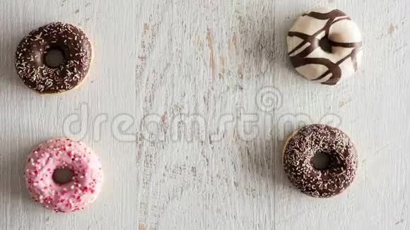 停止在白色木制背景上的甜甜圈运动视频的预览图