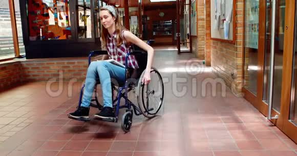 走廊上残疾女学生的肖像视频的预览图