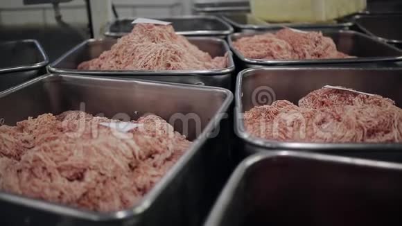 香肠肉糜的生产很多猪肉和牛肉的肉末视频的预览图