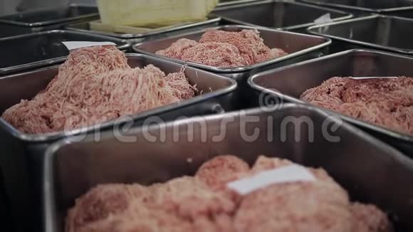 香肠肉糜的生产很多猪肉和牛肉的肉末视频的预览图