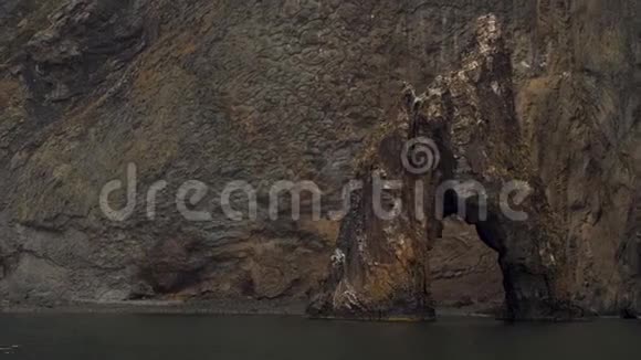 在一座古老的死火山的海岸悬崖上大自然的奇妙创造视频的预览图