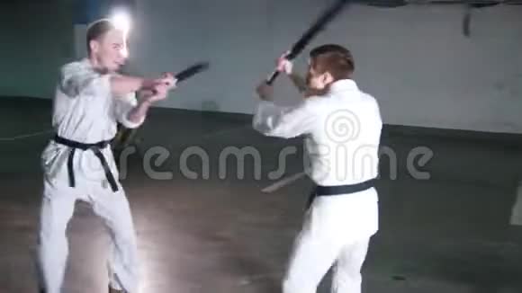两个男人在停车场训练剑道视频的预览图