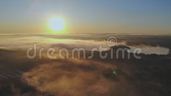 雾景日出令人惊叹的晨雾视频的预览图