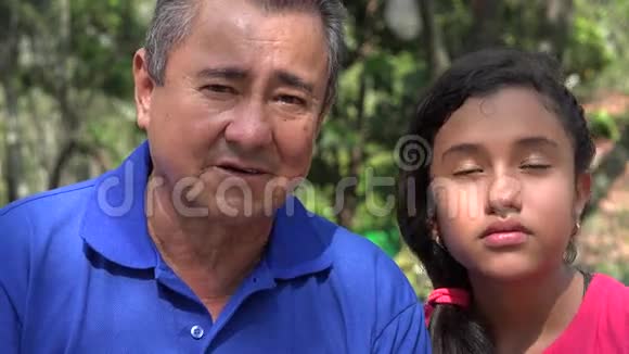 父亲和女儿伤心或累视频的预览图