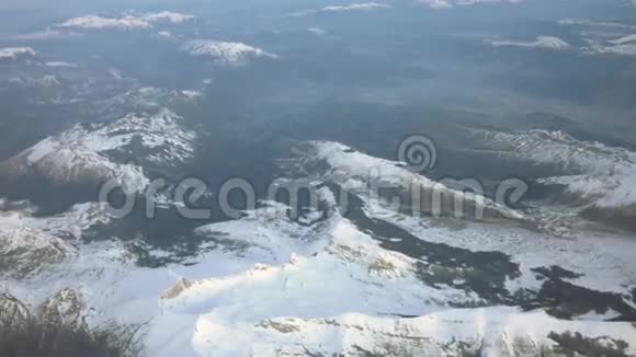 雪山上空的鸟瞰图视频的预览图