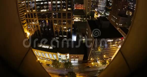 城市摩天大楼夜间时间流逝慢镜头移动视频的预览图