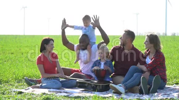 一群人安排在风力发电机附近野餐视频的预览图