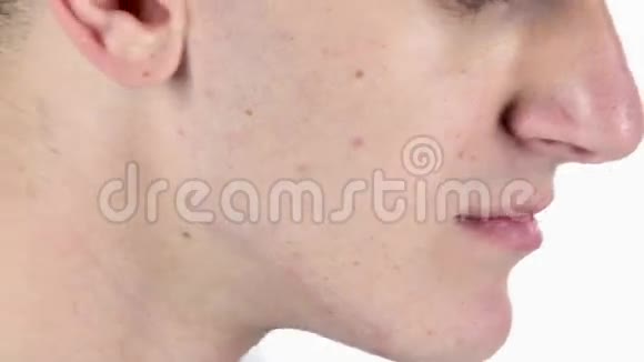 男人戴上了脸颊剃须膏白色背景视频的预览图