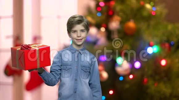 小男孩拿着圣诞礼物盒视频的预览图