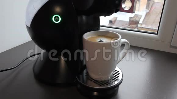 咖啡机上的蒸汽喷射视频的预览图
